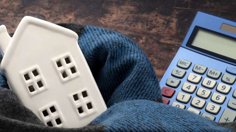 Πρώτη εκτίμηση για τον φετινό λογαριασμό της θέρμανσης: &quot;Φωτιά&quot; το ρεύμα, φθηνότερο το φυσικό αέριο