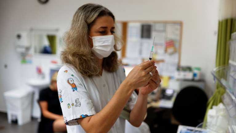 Κορονοϊός: Το Ισραήλ επαναφέρει άρον άρον τη χρήση μάσκας στους κλειστούς δημόσιους χώρους