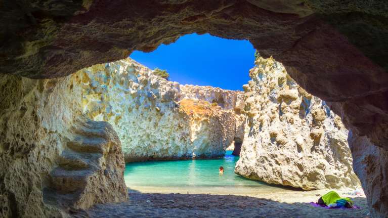 Το ανέγγιχτο ελληνικό νησί με τα πιο γαλάζια νερά των Κυκλάδων που αποθεώνει η &quot;Figaro&quot;