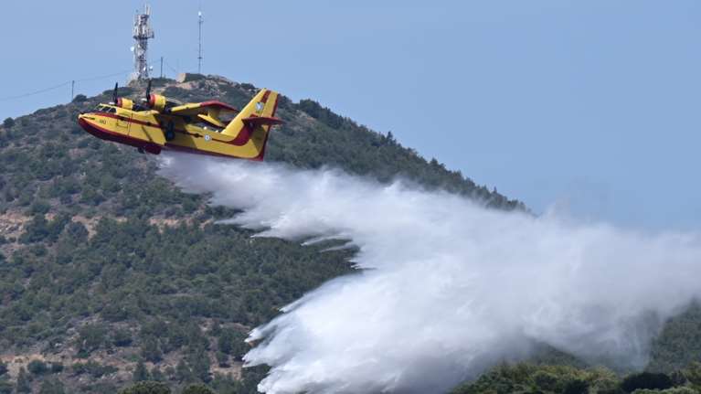 Φωτιά στον Άγιο Γεώργιο Τροιζινίας - Επιχειρούν δύο αεροπλάνα της Πυροσβεστικής