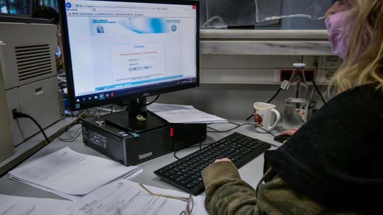 Τέλος στη συμπλήρωση φορολογικών δηλώσεων για 1 εκατ. μισθωτούς και συνταξιούχους - Σε ποιους θα γίνεται αυτόματα