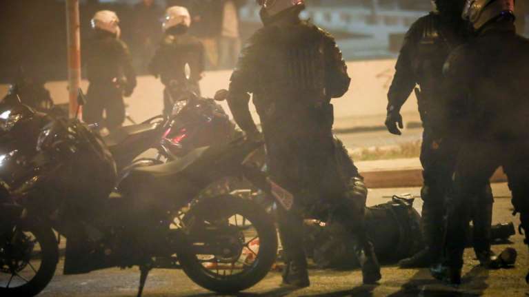 Νέα Σμύρνη: Ακόμη 10 ύποπτοι για τον ξυλοδαρμό του αστυνομικού -  Ο &quot;Πόντιος&quot;, ο &quot;Ινδιάνος&quot; και ο &quot;Μασόβκα&quot;