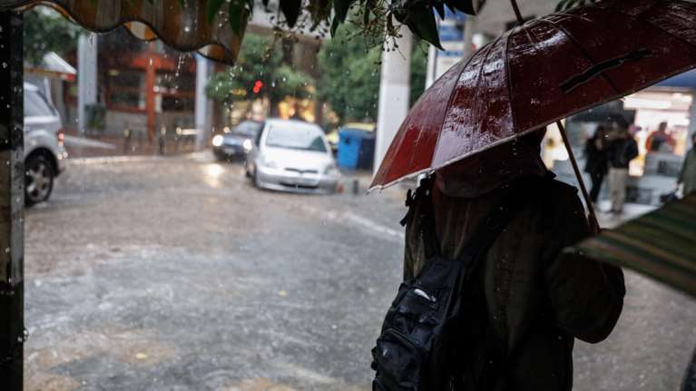 Χαλάει ο καιρός: Ερχονται καταιγίδες και χαλαζοπτώσεις, αλλά με υψηλές θερμοκρασίες