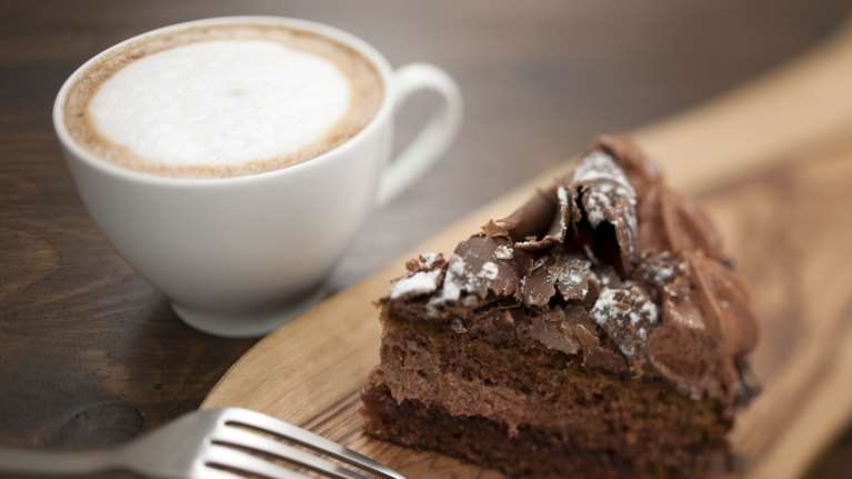 Ακης Πετρετζίκης: Σούπερ απλή συνταγή για γευστικό και αφράτο κέικ σοκολάτας
