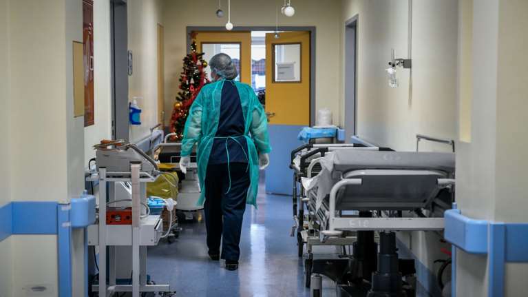 Βουλιάζουν τα νοσοκομεία λόγω ιώσεων: Πάνω από 8 ώρες αναμονής - Ανακοινώνει μέτρα ο Γεωργιάδης