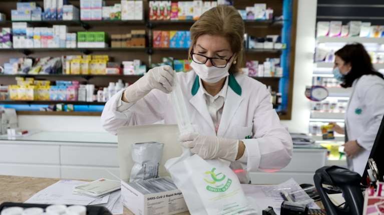 Διάθεση αντιικών χαπιών από τα φαρμακεία των Νοσοκομείων του ΕΣΥ από σήμερα