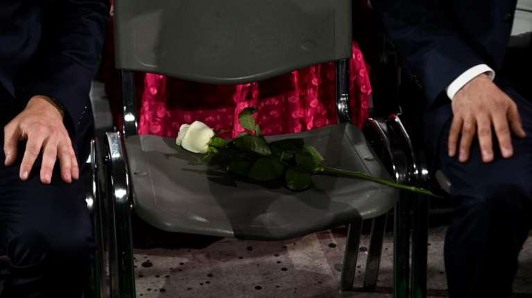 Συνέδριο ΠΑΣΟΚ: Συγκινητική στιγμή - Ένα λευκό λουλούδι και μια άδεια καρέκλα για τη Φώφη Γεννηματά [Εικόνες]