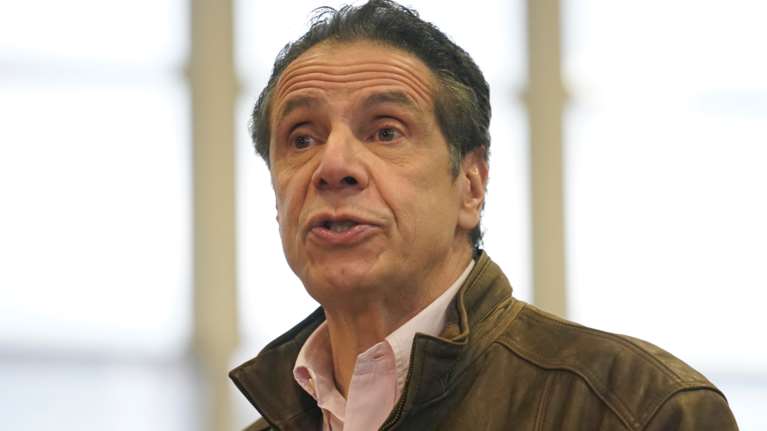 Άντριου Κουόμο: Κατηγορείται για σεξουαλική παρενόχληση - Το φιλί και η πρόταση για στριπ πόκερ