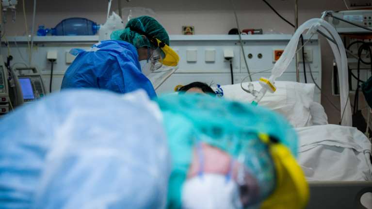 Διευθυντής στο Γεννηματάς: Διασωληνώνουμε ασθενείς εκτός ΜΕΘ - Επιλέγουμε ασθενείς [βίντεο]