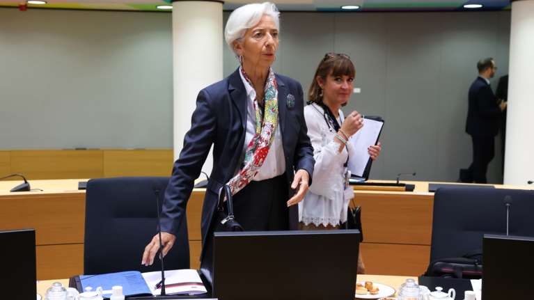 Η Λαγκάρντ ψαλιδίζει τις προβλέψεις για την ανάπτυξη - Κλειστά χαρτιά για τη μείωση των επιτοκίων