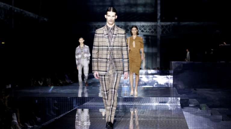 Ο κορονοϊός έπληξε και τη μόδα - Ωθεί brand σε κλείσιμο ή αίτηση πτώχευσης