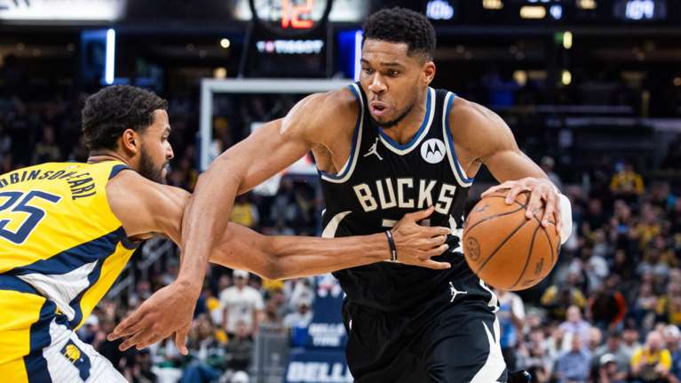 Νίκη για τους Μπακς με τρομερό buzzer beater του Αντετοκούνμπο απέναντι στους Πέισερς [βίντεο]