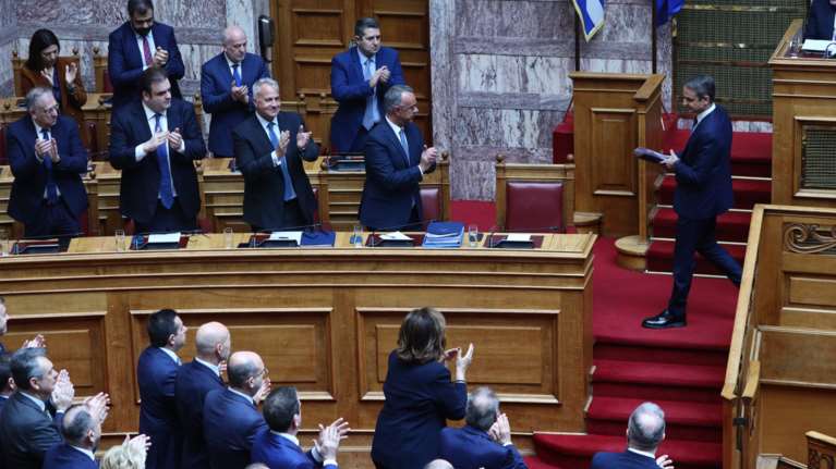 Κορυφώνεται η σύγκρουση στη Βουλή για τα Τέμπη - &quot;Ποιος θα αναλάβει να κυβερνήσει αν πέσουμε;&quot;