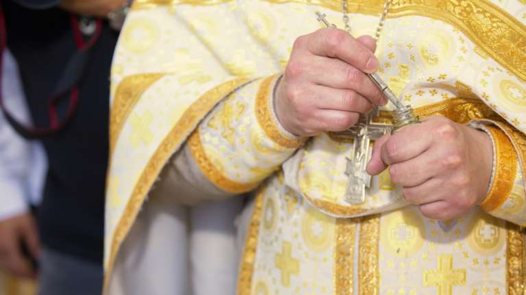 Βόλος: 41χρονος υπό την επήρεια ουσιών γρονθοκόπησε ιερέα και έσπασε τζάμι του ναού