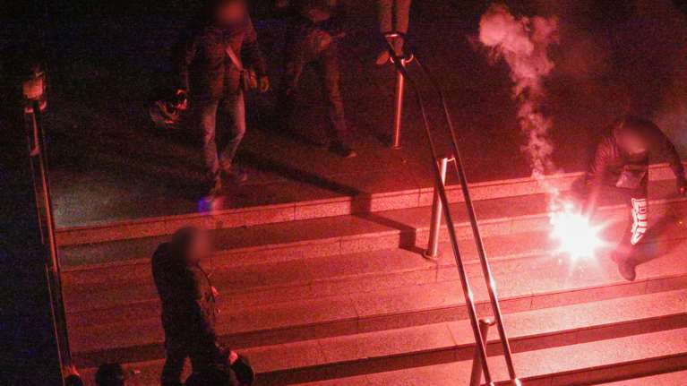 Σύνταγμα: Η στιγμή της έντασης ανάμεσα σε αντιφασίστες και μέλη της Χρυσής Αυγής [Βίντεο]