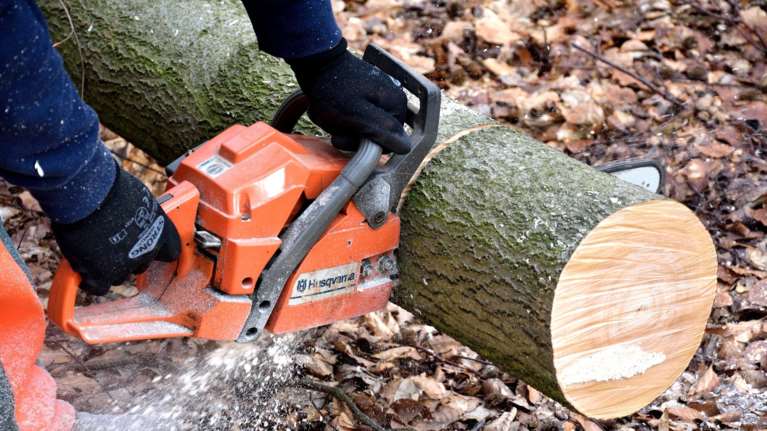 Σοκ στα Χανιά: Πώς ο 35χρονος πατέρας δύο παιδιών έκοψε κατά λάθος με αλυσοπρίονο τον λαιμό του