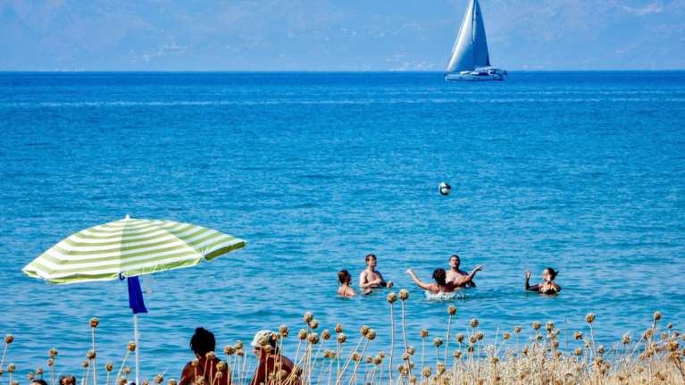 Καιρός: Καλοκαιρινό σκηνικό με τη θερμοκρασία στους 35 βαθμούς Κελσίου - Πού αναμένονται τοπικές βροχές