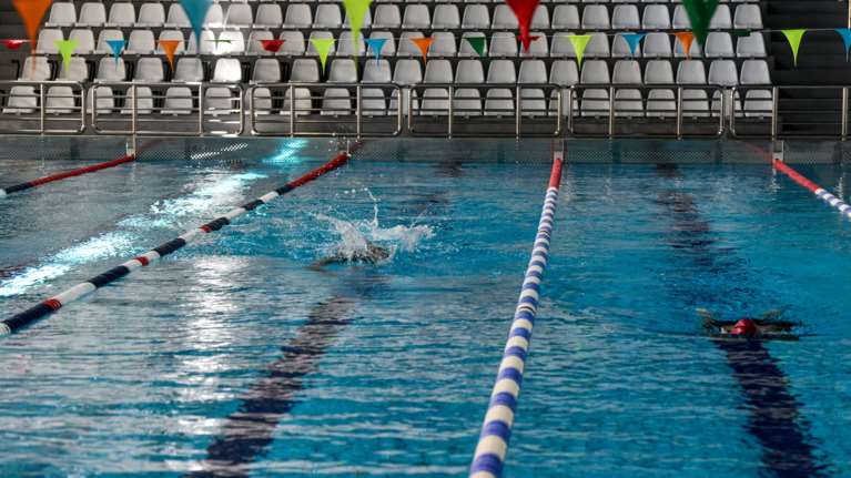 Μεταμόρφωση: 57χρονος φωτογράφιζε και βιντεοσκοπούσε ανήλικα κορίτσια σε κολυμβητήριο - Έκρυβε την κάμερα σε... χαρτόνι