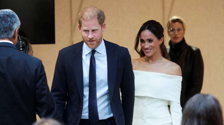 &quot;Ο πατέρας μου είναι αυτός που μας σνόμπαρε&quot;: Ο πρίγκιπας Χάρι κάνει επίθεση στο παλάτι και εκθέτει τα fake news τους