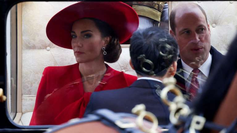 Εμπλοκή και δυσαρέσκεια στη βασιλική οικογένεια: Υποχρέωσαν τον Γουίλιαμ να εμφανιστεί με μέλος που τους έχει ντροπιάσει φρικτά