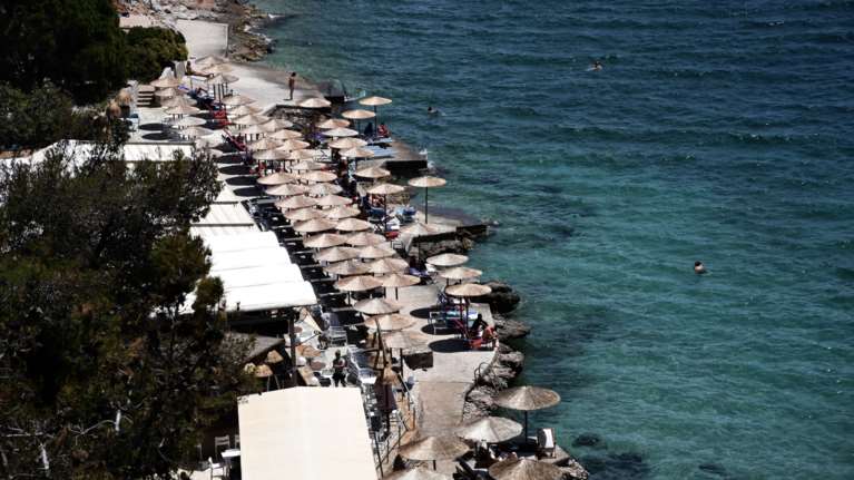Πρόστιμα 18.000 ευρώ για 26 παραβάσεις σε οργανωμένες παραλίες και εστιατόρια σε Άνδρο και Σύρο