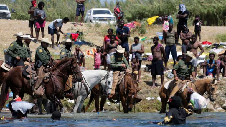 ΗΠΑ: Σοκ με φωτογραφίες από έφιππους συνοριοφύλακες που κυνηγούν Αϊτινούς μετανάστες