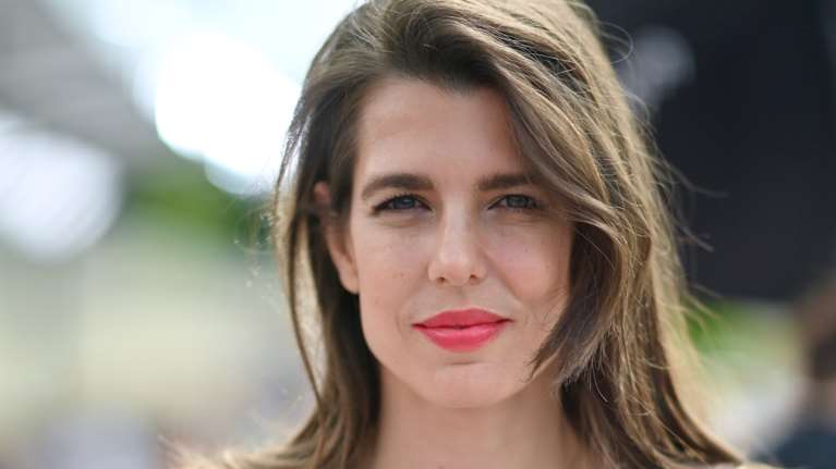 Ωραίος, διανοούμενος και βραβευμένος: Η πρώτη εμφάνιση της Σαρλότ Κασιράγκι με το νέο αμόρε και η μεταμόρφωσή της