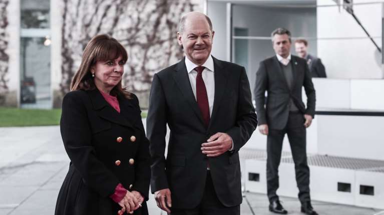 Συνάντηση Σακελλαροπούλου-Σολτς: Πολεμικές αποζημιώσεις και κατοχικό δάνειο έθεσε η ΠτΔ στο Γερμανό καγκελάριο