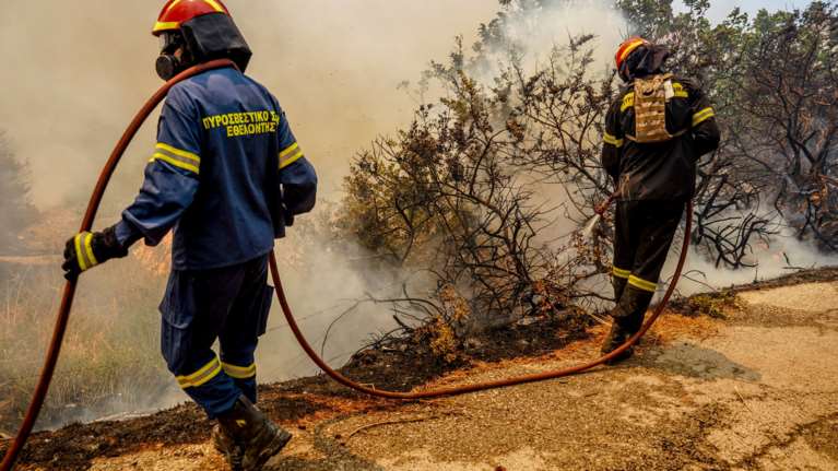 Ζάκυνθος: Σε ύφεση η πυρκαγιά σε κατοικημένη περιοχή στο χωριό Καλαμάκι