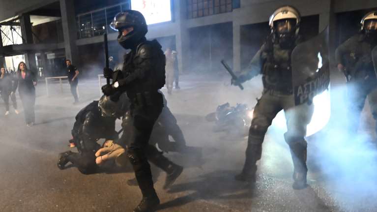 Αγριο ξύλο και χημικά στους εποχικούς πυροσβέστες από τα ΜΑΤ - Βίντεο και φωτογραφίες από τη χθεσινή επίθεση