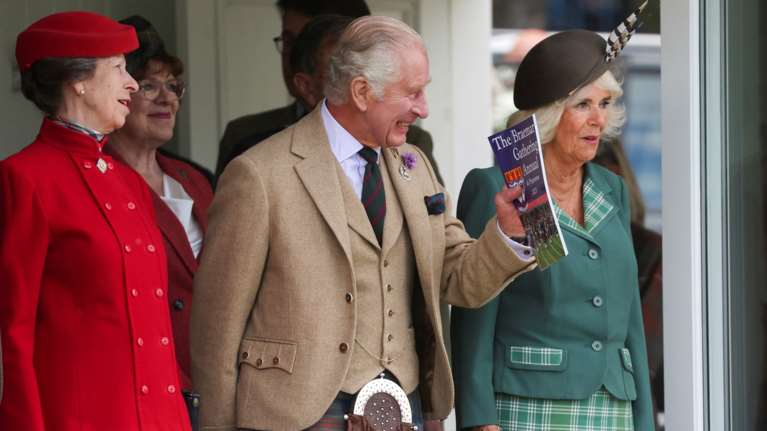 Επίσκεψη στη Γαλλία πραγματοποιεί ο βασιλιάς Κάρολος- Απόψε το δείπνο στις Βερσαλλίες με μπλε αστακό