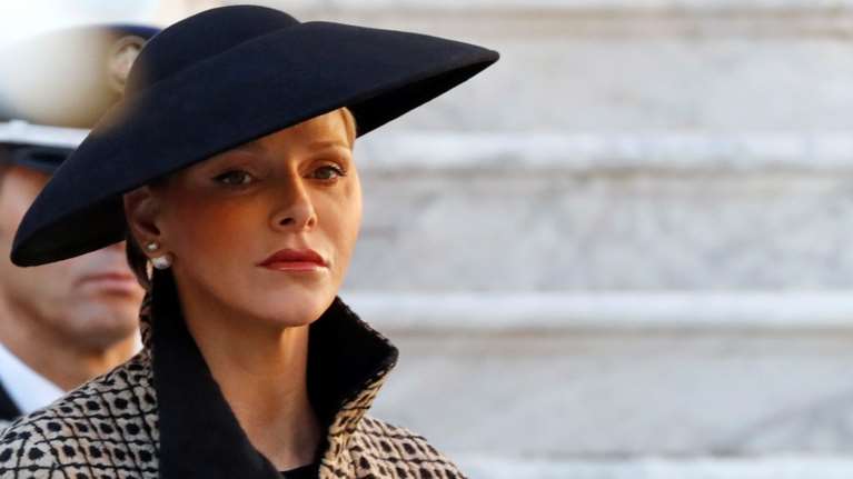 Η πριγκίπισσα Σαρλίν του Μονακό ευχήθηκε για το Πάσχα στον κήπο, χωρίς μακιγιάζ, με ένα απλό φόρεμα [Βίντεο]