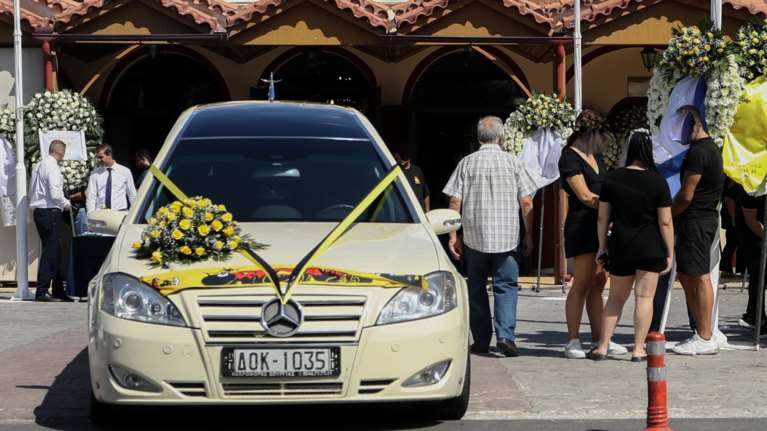 Ελευσίνα: Θλίψη και οδύνη στο τελευταίο αντίο στον Μιχάλη Κατσουρή - Τραγική φιγούρα η μητέρα του - &quot;Πού σε πηγαίνουν παιδάκι μου;&quot; [Εικόνες]