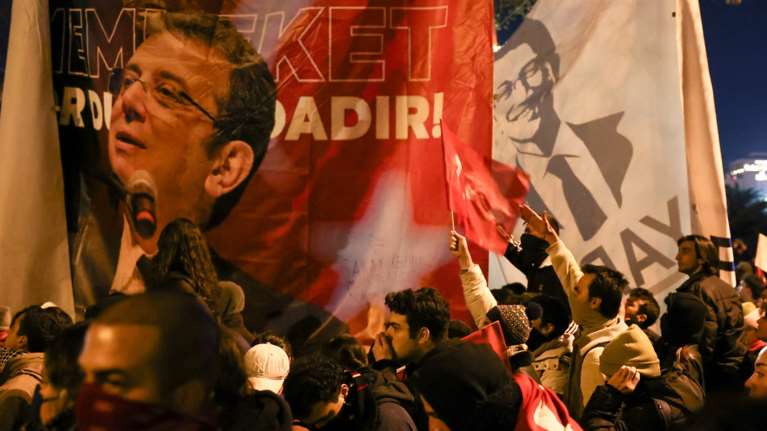 Πολιτική &quot;θύελλα&quot; στην Τουρκία: Ξεκίνησε η κατάθεση του Ιμάμογλου - Οργανώνονται νέες μαζικές διαδηλώσεις για τρίτο βράδυ