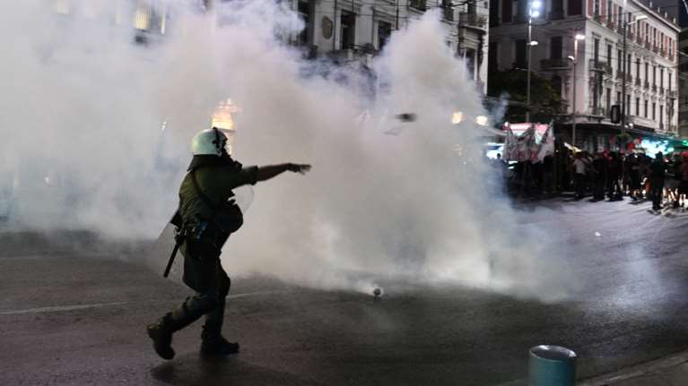 Επεισόδια στο κέντρο της Αθήνας: Χημικά και κρότου λάμψης στο φοιτητικό συλλαλητήριο - Στον δρόμο η αύρα