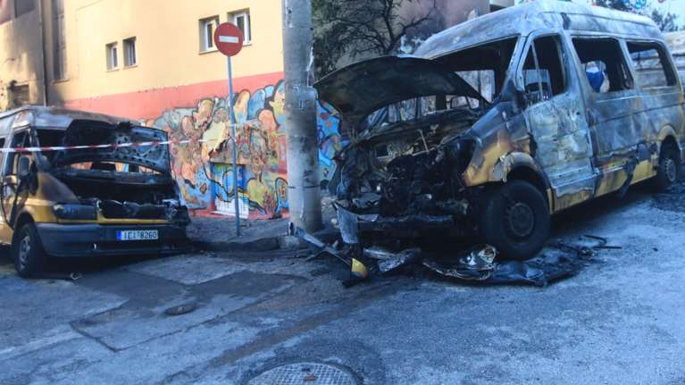 Εμπρηστική επίθεση στου Ζωγράφου:  Άγνωστοι βγήκαν από την Πανεπιστημιούπολη και πυρπόλησαν σχολικά, ΙΧ και μοτοσικλέτες