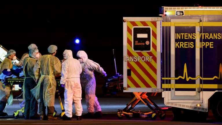 Μετάλλαξη Όμικρον: Συναγερμός στην Ευρώπη - Ύποπτα κρούσματα σε Γερμανία και Τσεχία