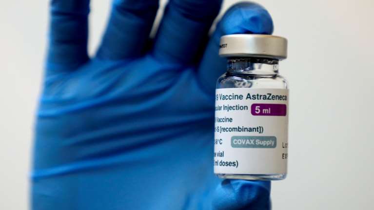 Επιτροπή Εμβολιασμών: Η σύσταση για τις γυναίκες 30-49 και το εμβόλιο της AstraZeneca που αλλάζει τα δεδομένα