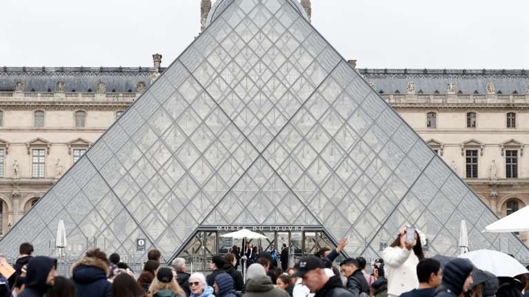 Νέο φιάσκο στο Λούβρο: Εκατοντάδες βιβλία Αιγυπτιακών Αρχαιοτήτων υπέστησαν ζημιές λόγω διαρροής νερού
