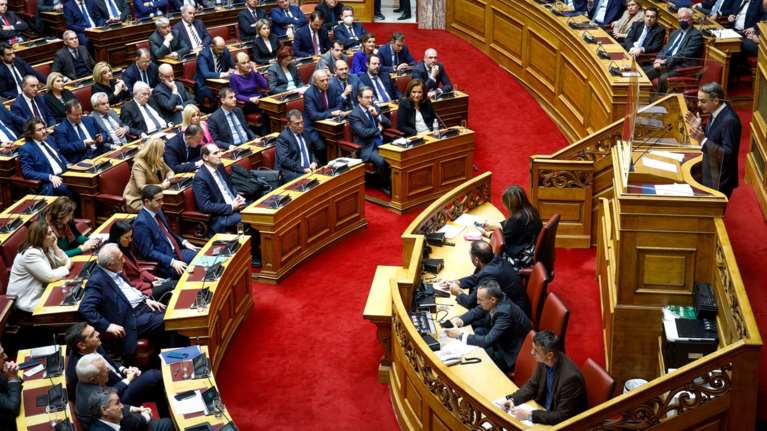 Χαμόγελα στην κυβέρνηση που ο ΣΥΡΙΖΑ δεν θα ψηφίσει τα επιδόματα σε συνταξιούχους και τη νέα επιταγή ακρίβειας