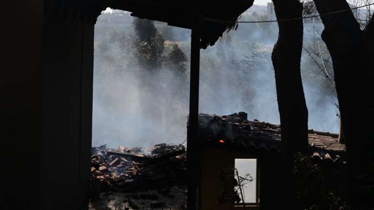 Σε ύφεση η φωτιά σε Ραφήνα και Πικέρμι: Σπίτια έγιναν στάχτη - Δεκάδες απεγκλωβισμοί κατοίκων - H καταστροφή σε εικόνες και βίντεο