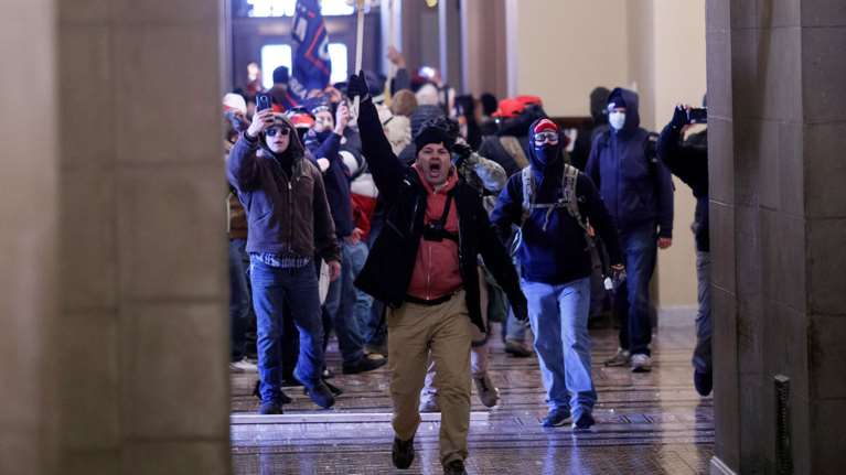 Αδιανόητο: Οπαδοί του Τραμπ εισέβαλαν στο Καπιτώλιο για να μην επικυρωθεί η νίκη Μπάιντεν- Χάος στην Ουάσινγκτον