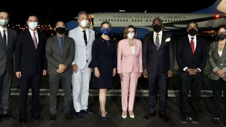 Έφτασε στην Ταϊβάν η Νάνσι Πελόζι - Η οργισμένη αντίδραση της Κίνας - &quot;Μην επιδιώκετε τη σύγκρουση&quot; [Βίντεο]