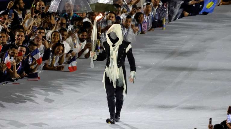 Ολυμπιακοί Αγώνες 2024: Ποιος ήταν τελικά ο μασκοφόρος δρομέας που μετέφερε την Φλόγα; - Χαμός με τη ταυτότητά του