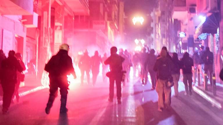 Νέα επεισόδια στον Ασπρόπυργο: Πυροβόλησαν αστυνομικούς με κυνηγετικά όπλα - Ένταση σε Μέγαρα και Κορυδαλλό