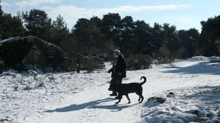 Ερχεται νέα κακοκαιρία: Χιόνια και στα βόρεια προάστια - Στα λευκά τα ορεινά της Αττικής