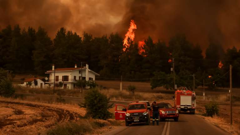 Φωτιά στην Εύβοια: Ανεξέλεγκτα τα μέτωπα - Αγωνία για Κρυονερίτη, Σήμια, Μηλιά και Αγδίνες - Εκκενώνονται άλλοι 4 οικισμοί