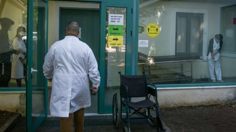 Οι αδιάφθοροι της ΕΛΑΣ στο κυνήγι των πλαστών πιστοποιητικών εμβολιασμού- 4 "ύποπτοι" στο Γεννηματάς, έλεγχοι σε 10 κέντρα