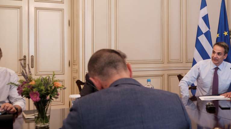 Σε εξέλιξη κρίσιμη σύσκεψη Μητσοτάκη με λοιμωξιολόγους: Μάσκες παντού εισηγούνται οι επιστήμονες - Εν αναμονή αποφάσεων