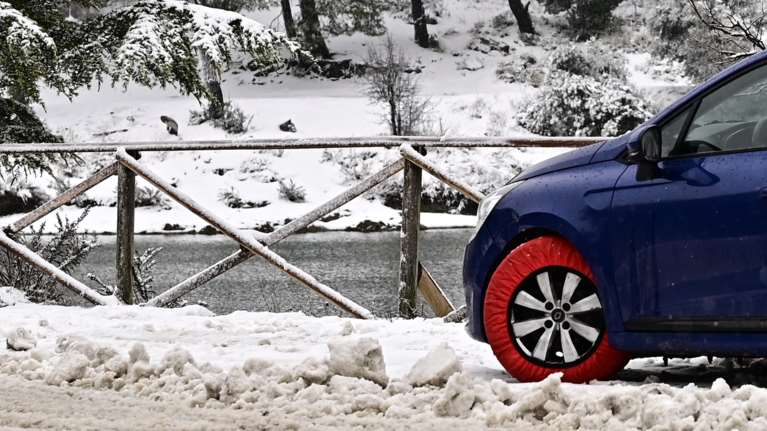 Στα λευκά η Αττική: Σε ποιες περιοχές των βορείων προαστίων θα το στρώσει - Με αλυσίδες στα πορτμπαγκάζ σε όλο τον νομό